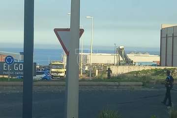 Incendio en una nave industrial de El Goro (Telde) donde se acumulan palets/TA.